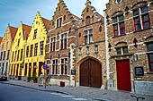 Brugge - Lungo la Oudeburg nei pressi del grande mercato coperto del Markt.